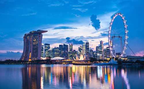 Autobús descapotable en Marina Bay en Singapur