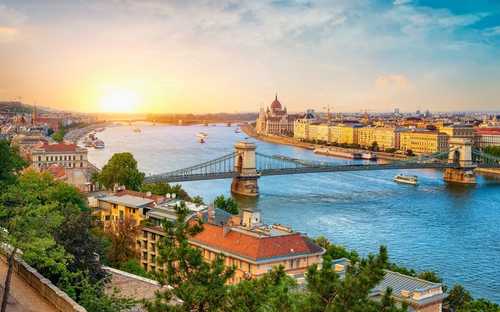 Autobús descapotable junto al Parlamento de Budapest