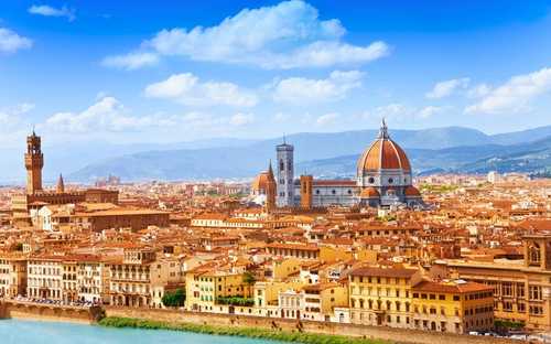 Autobús descapotable frente al Duomo en Florencia