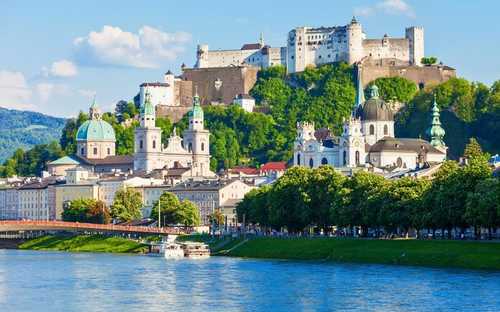 Autobús descapotable frente a la Fortaleza en Salzburgo