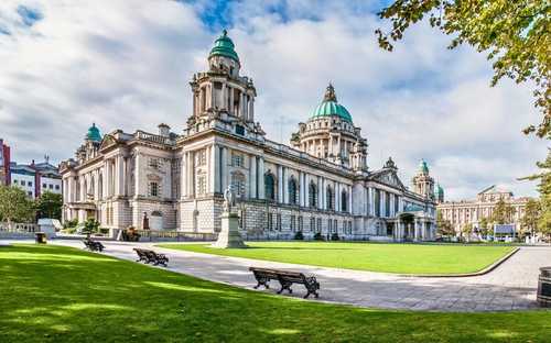 Autobús descapotable en el Barrio Titanic de Belfast