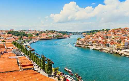 Autobús descapotable en el barrio de Ribeira en Oporto