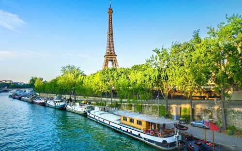 Autobús descapotable en la Torre Eiffel en París