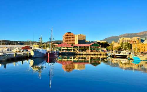 Autobús descapotable en el puerto de Hobart