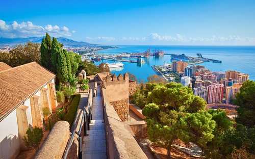 Autobús descapotable frente a la Alcazaba en Málaga