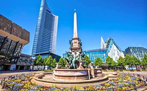 Autobús descapotable frente al Monumento en Leipzig