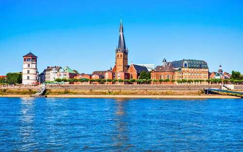 Autobús descapotable en el MedienHafen de Düsseldorf