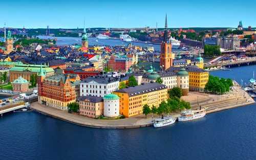 Autobús descapotable en Gamla Stan en Estocolmo